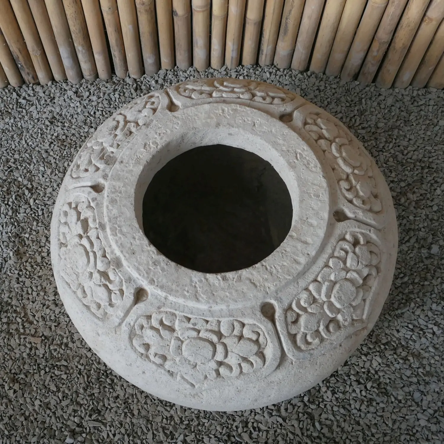 Artikelbild 2 des Artikels “Flacher runder Topf im balinesischen Stil, mit Schnitzereien - 70cm Durchmesser, 45 cm Höhe, Taro-Sand “